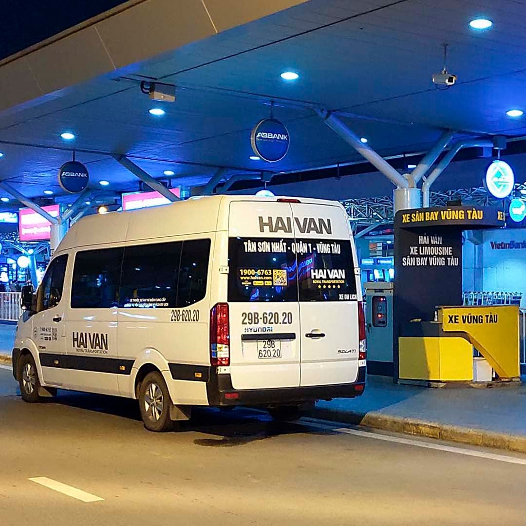 Hải Vân Limousine đón khách tại cửa ra ga nội địa sân bay Tân Sơn Nhất.